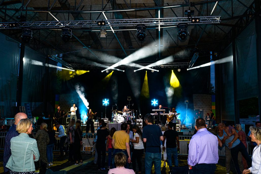 Band auf der Bühne und tanzendes Publikum beim brillenball OpenAir 2021