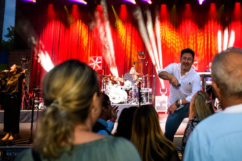 Blick aus dem Publikum auf die Bühne beim brillenball OpenAir 2021