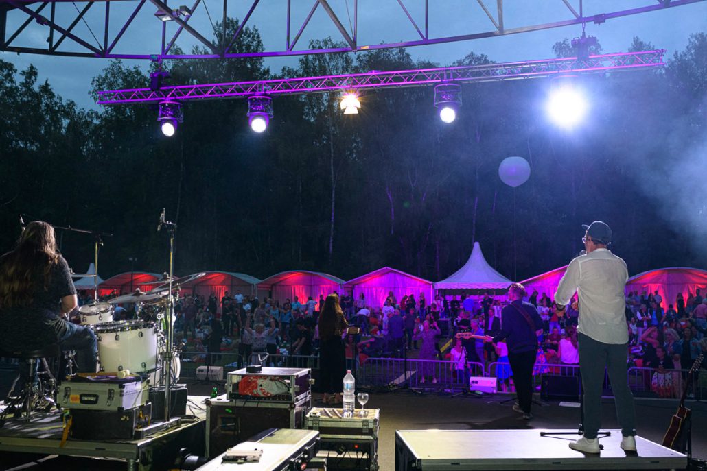 Blick von der Bühne auf das Publikum am Abend des brillenball OpenAir 2021