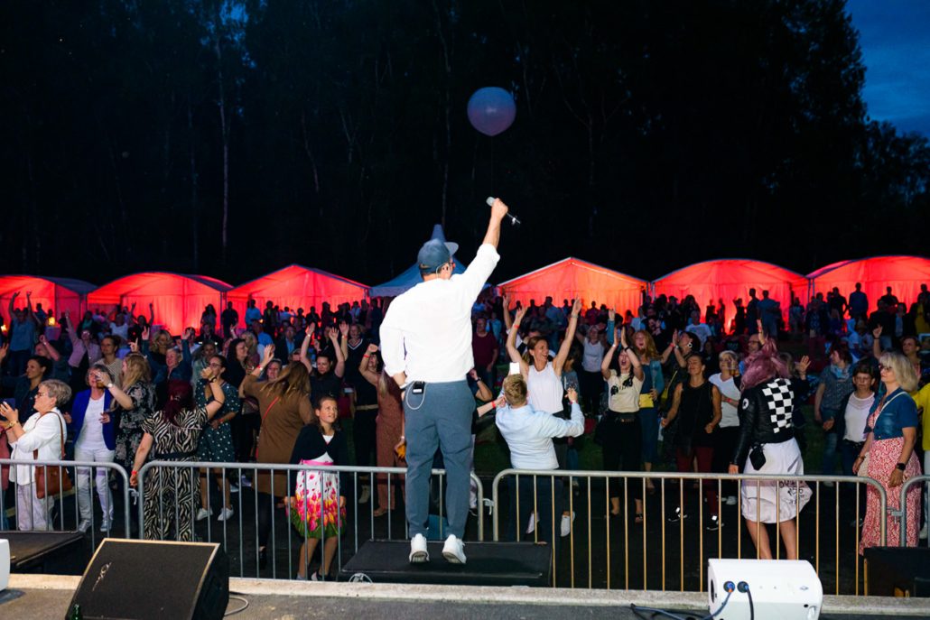 Gesang vor dem Publikum beim brillenball OpenAir 2021 von hoffmann und brillen