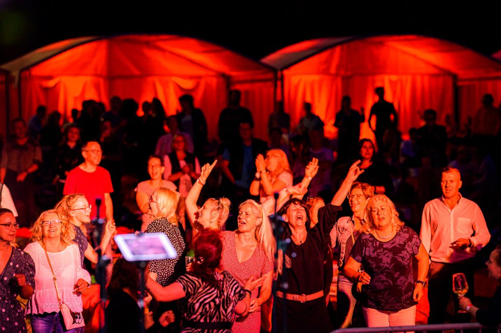 Publikum im warmen Licht beim brillenball OpenAir 2021 in Eberswalde