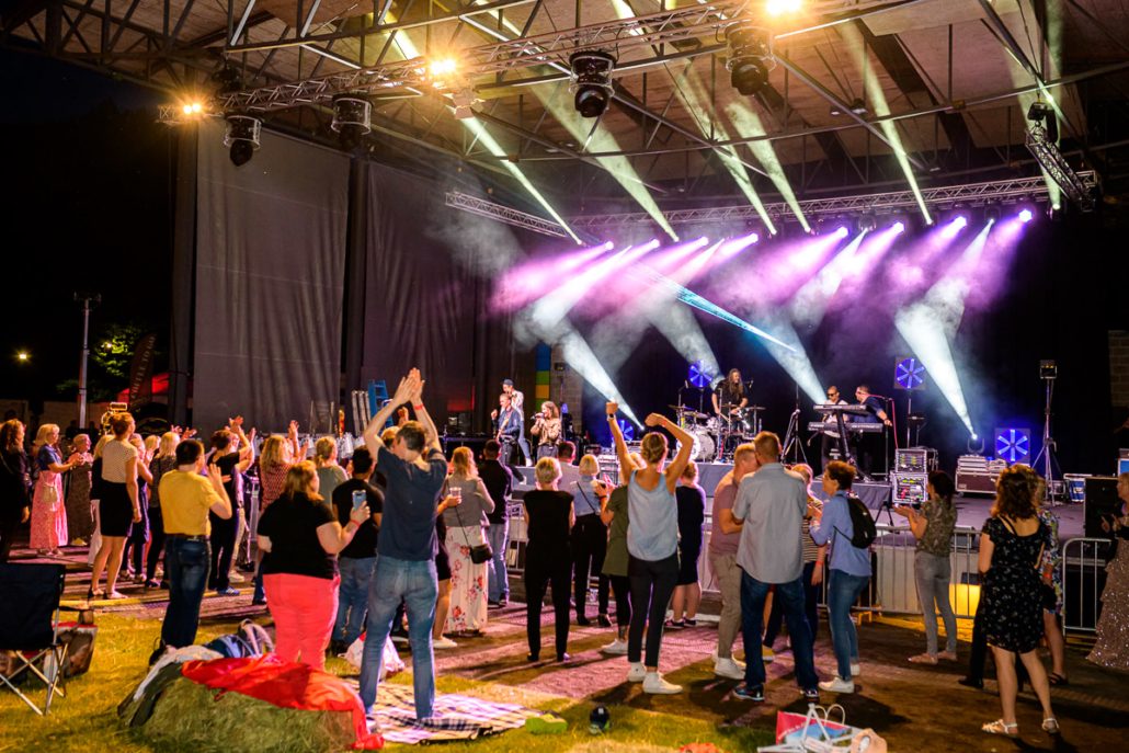 Tanzendes Publikum vor der Bühne beim brillenball OpenAir 2021