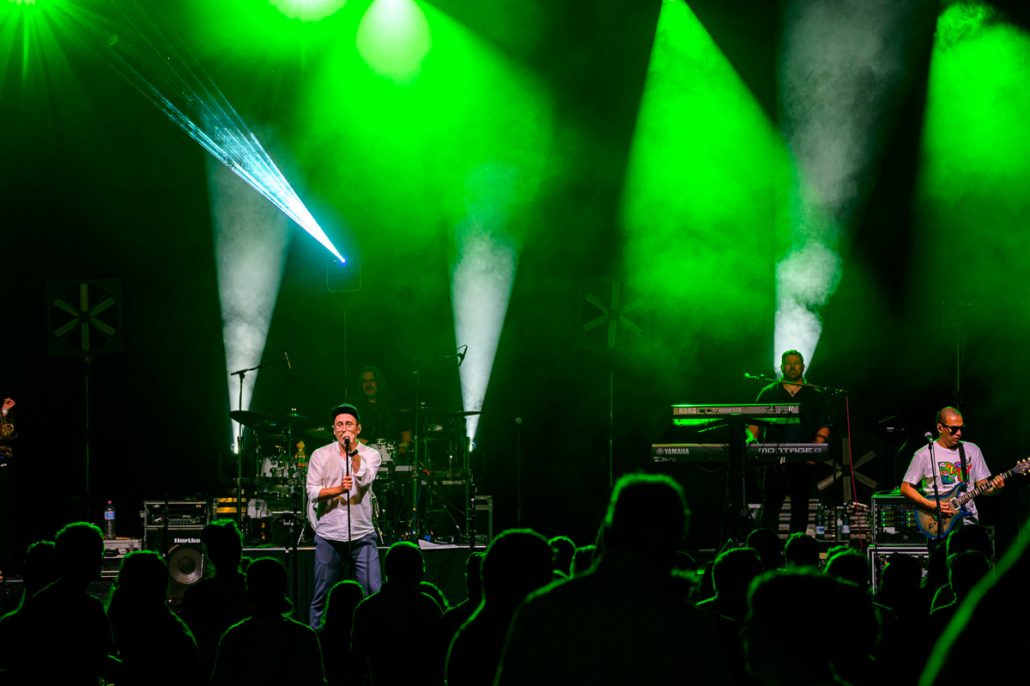 Band im grünen Bühnenlicht beim brillenball OpenAir 2021
