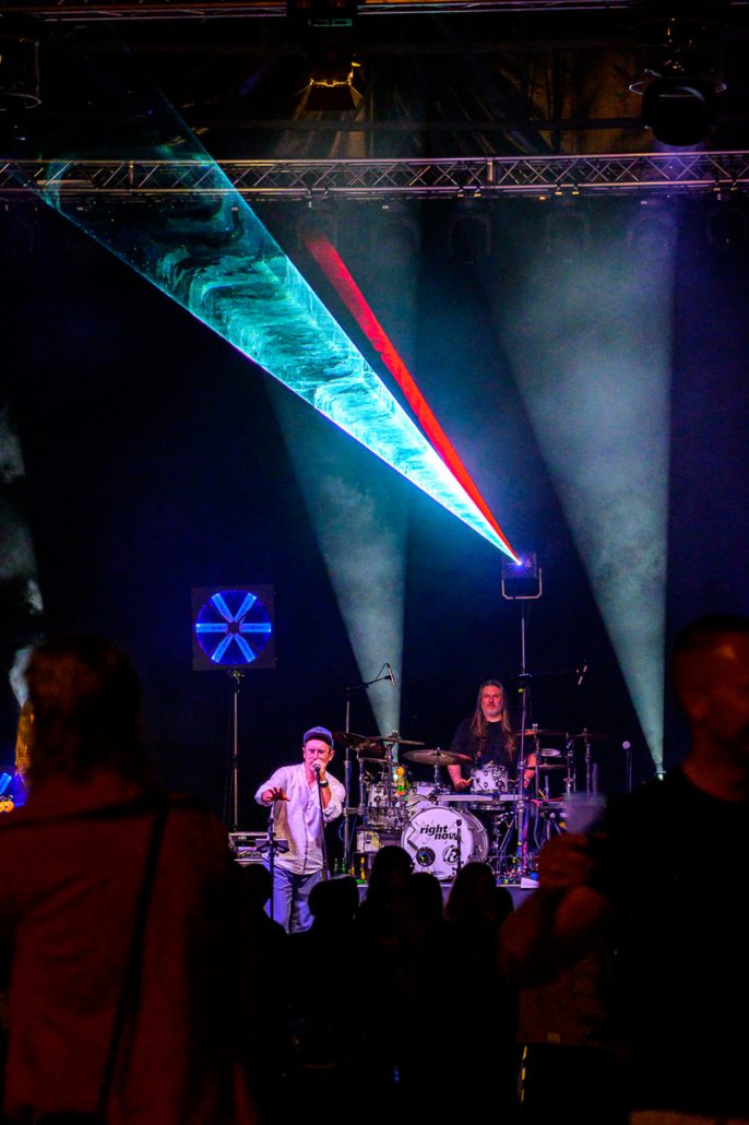 Gesang und Schlagzeug im Laserlicht beim brillenball OpenAir 2021
