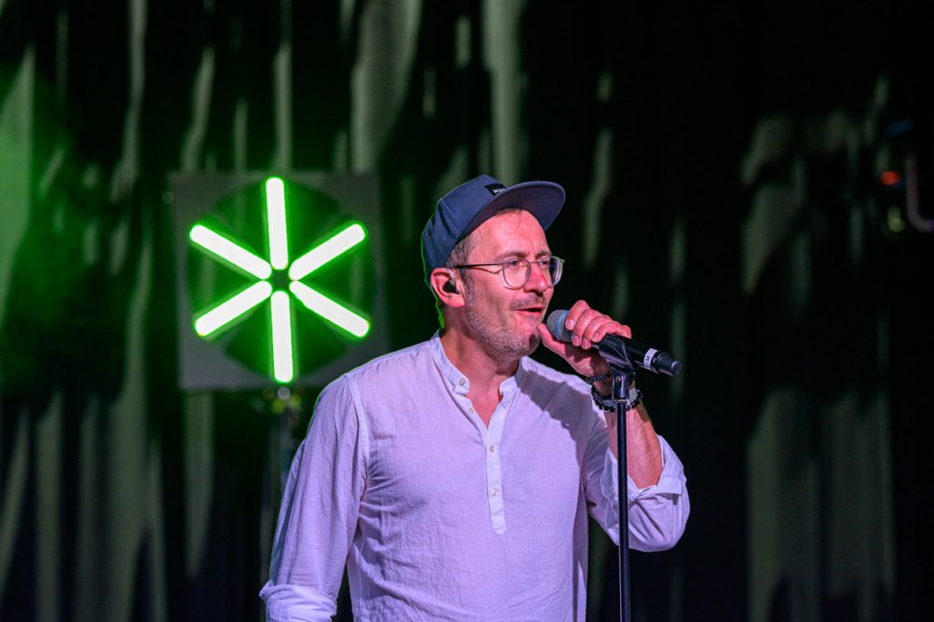 Gesang am Mikrofon am Abend des brillenball OpenAir 2021 in Eberswalde