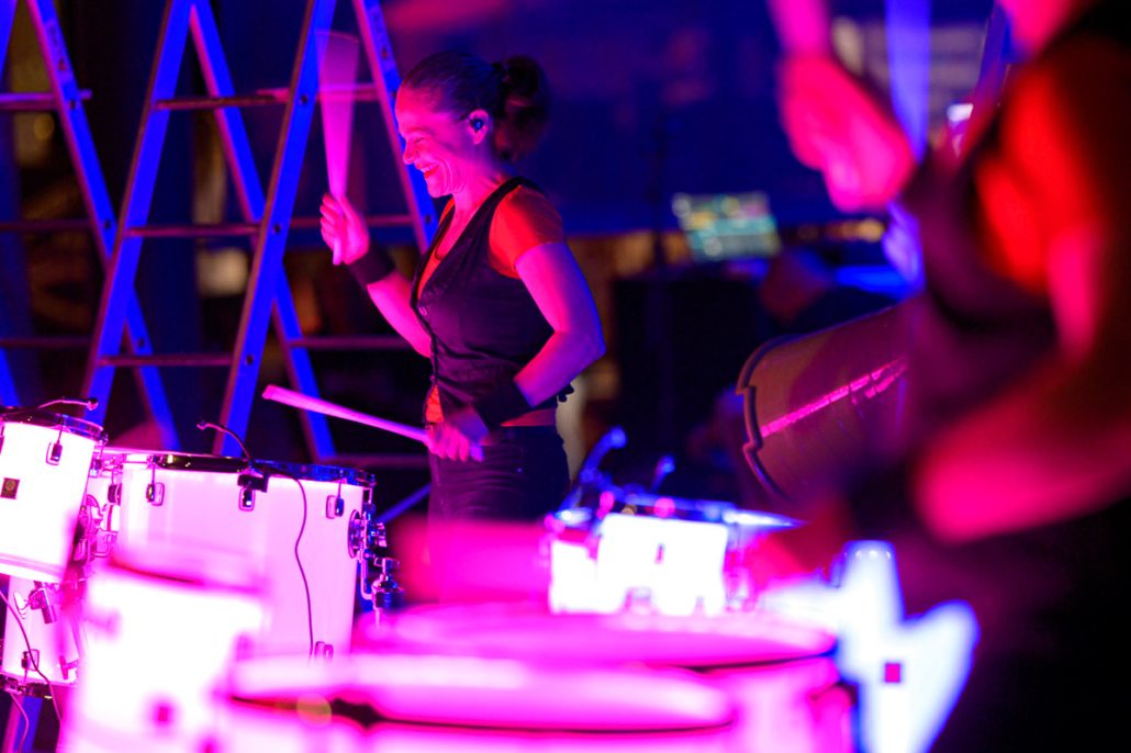 Trommeln im pinken Bühnenlicht beim brillenball OpenAir 2021