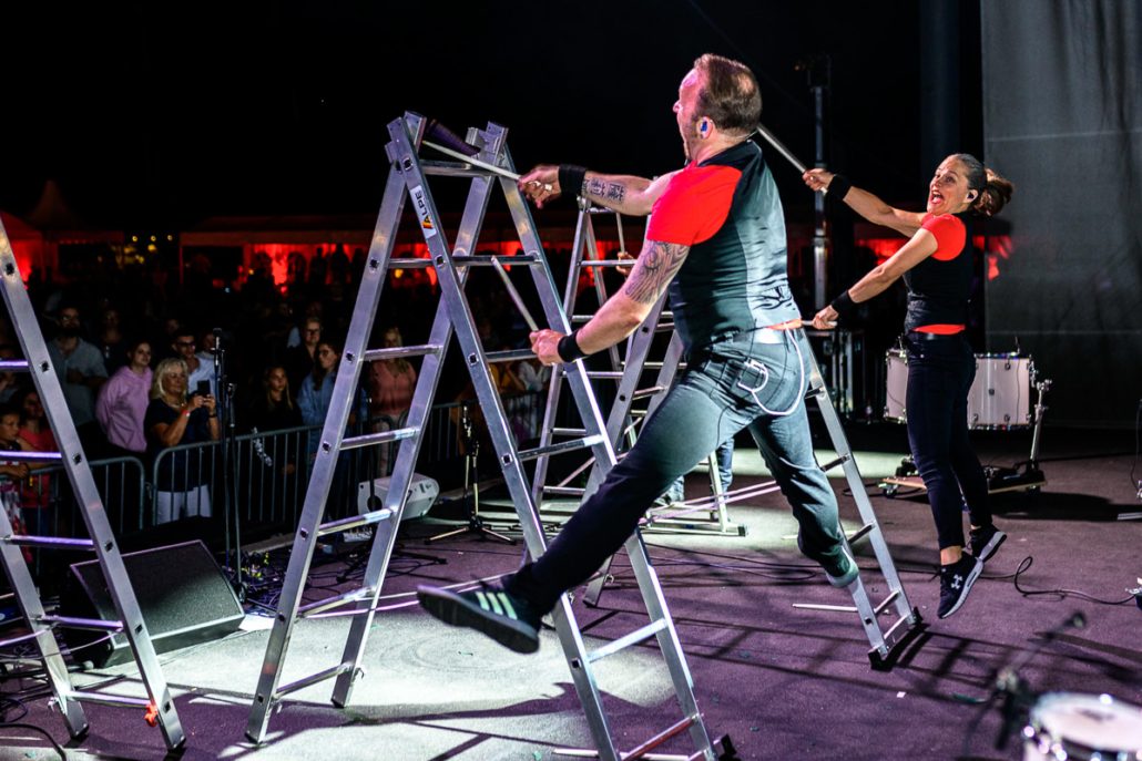 Showeinlage mit Leitern auf der Bühne des brillenball OpenAir 2021