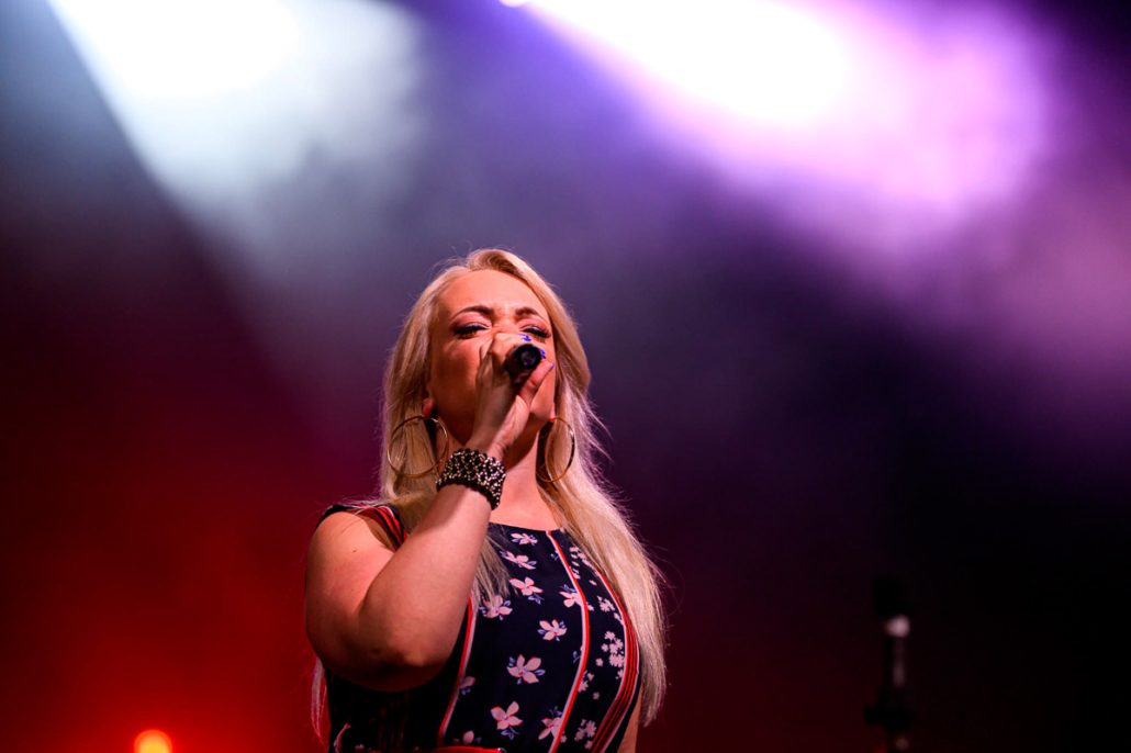Gesang im Scheinwerferlicht beim brillenball OpenAir 2021 von hoffmann und brillen