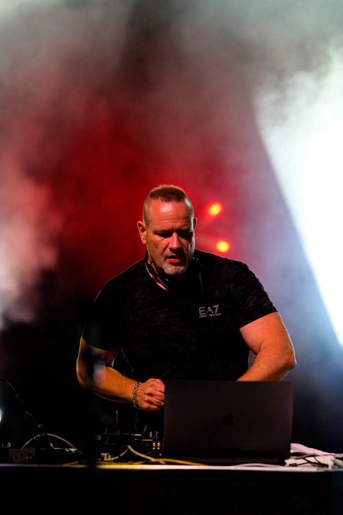 DJ am Pult beim brillenball OpenAir 2021 in Eberswalde