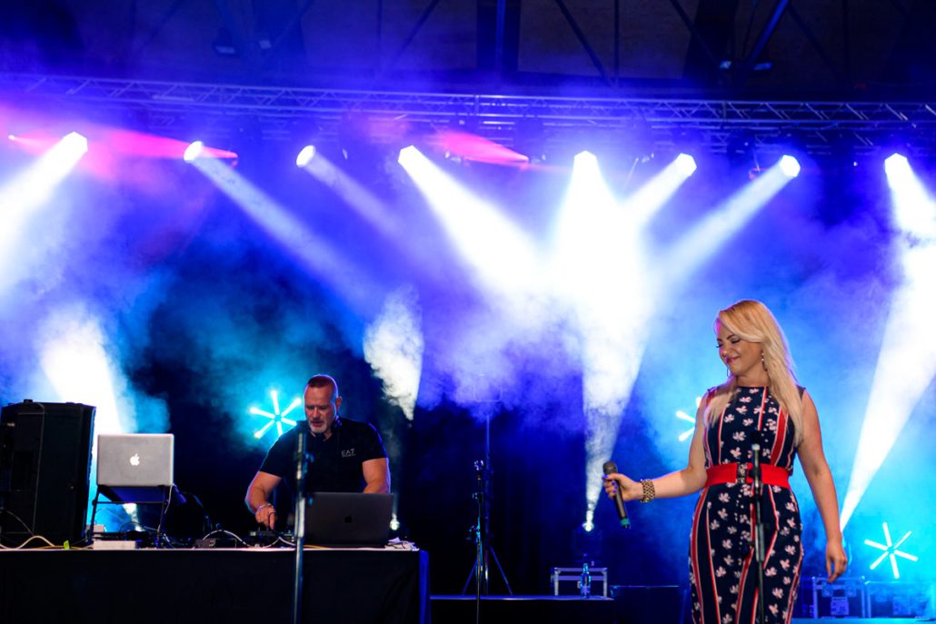 DJ-Set und Gesang auf der Bühne des brillenball OpenAir 2021