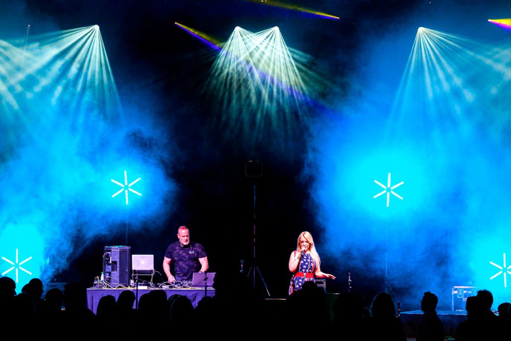 Bühne im blauen Licht beim brillenball OpenAir 2021 in Eberswalde