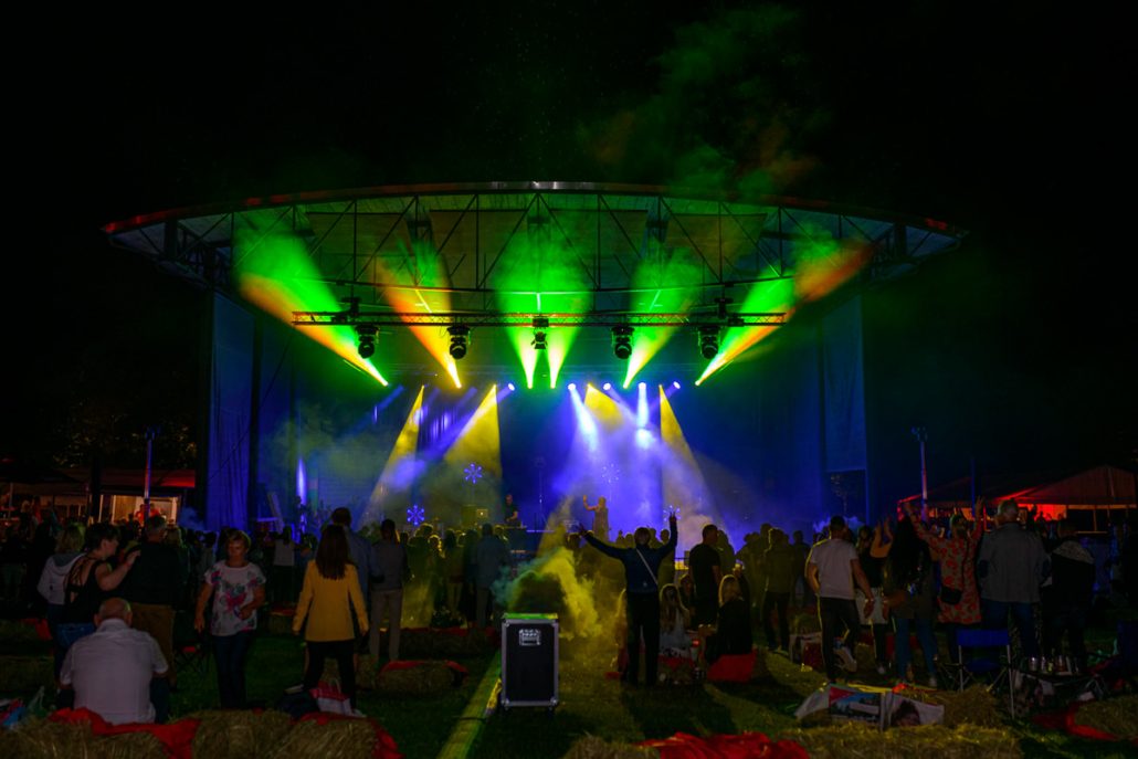 Bühne im grünen Nebel beim brillenball OpenAir 2021 in Eberswalde