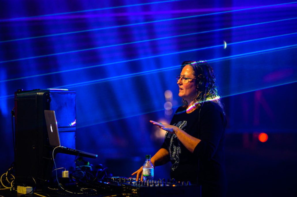 DJane am Pult in blauen Laserstrahlen beim brillenball OpenAir 2021
