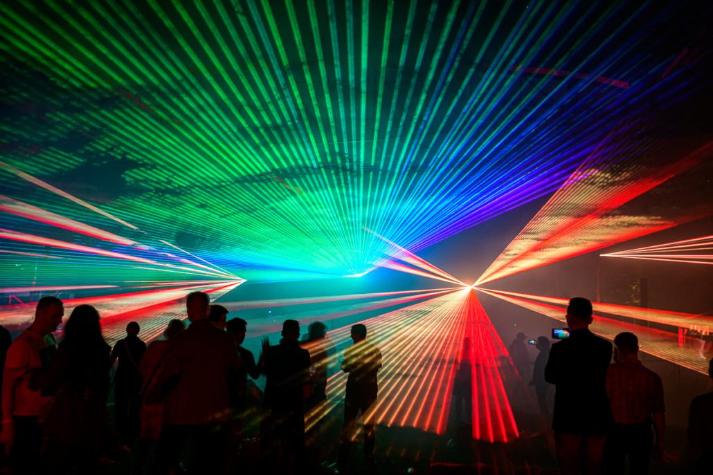 Lasershow über dem Publikum beim brillenball OpenAir 2021 in Eberswalde