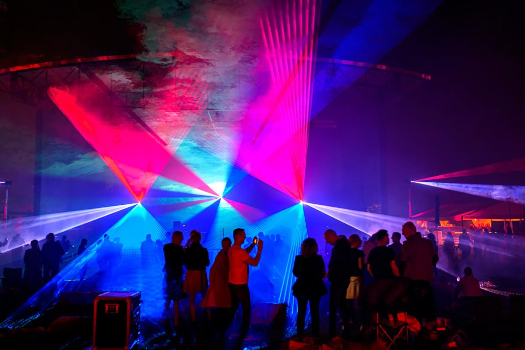 Lasershow in Rot und Blau beim brillenball OpenAir 2021