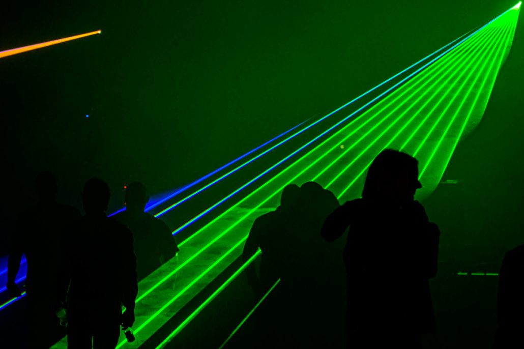 Grüner Laserstrahl über dem Gelände beim brillenball OpenAir 2021