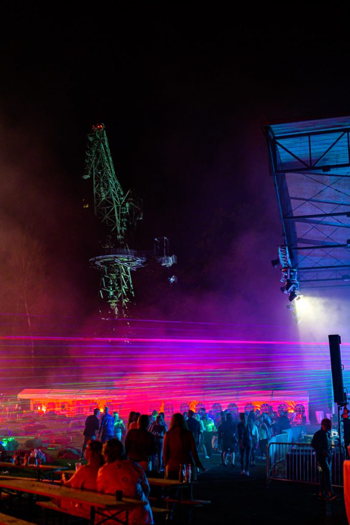 Laserstrahlen am Kran im Familiengarten beim brillenball OpenAir 2021