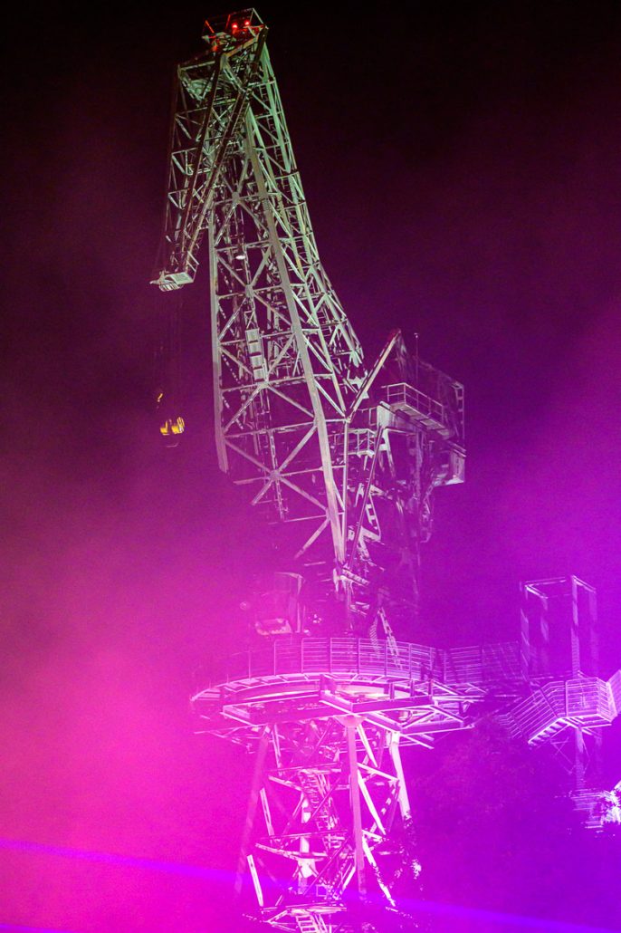 Kran des Familiengartens im pinken Licht beim brillenball OpenAir 2021