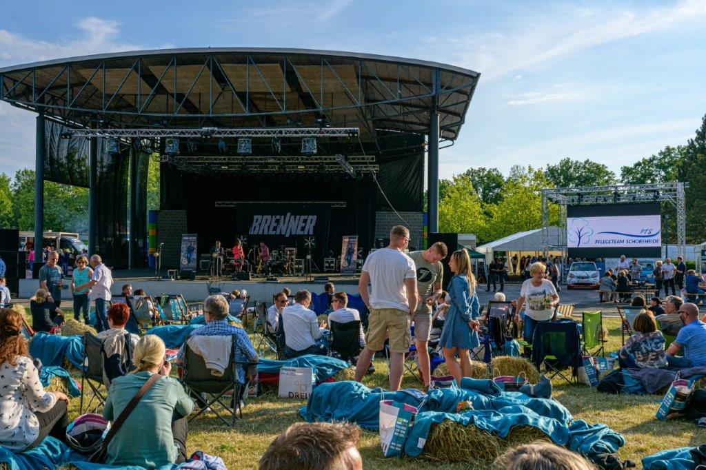 Publikum vor der Freilichtbühne beim brillenball OpenAir 2022 von hoffmann und brillen in Eberswalde