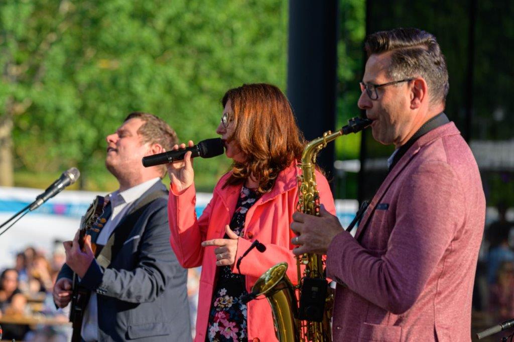 Band mit Gesang, Gitarre und Saxofon beim brillenball OpenAir 2022 in Eberswalde