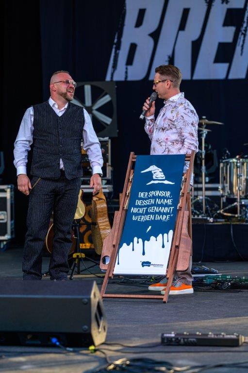 Moderation mit Liegestuhl auf der Bühne des brillenball OpenAir 2022