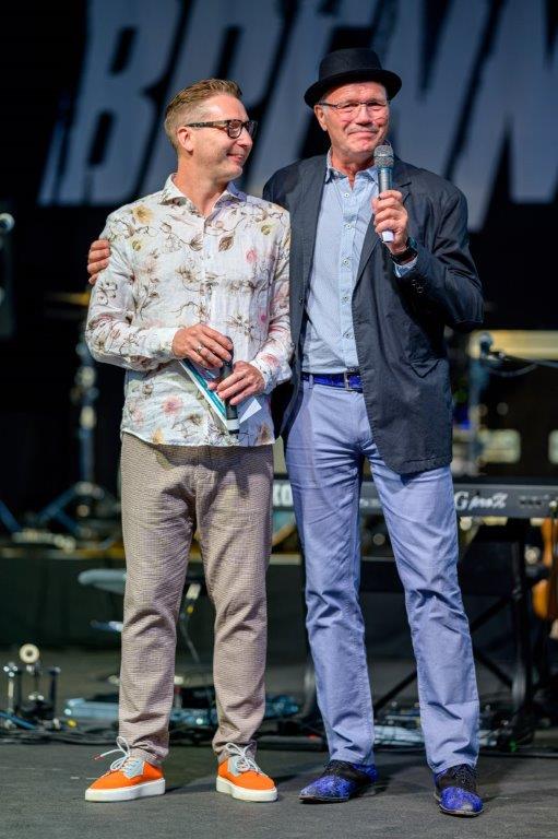 Moderation zu zweit auf der Bühne beim brillenball OpenAir 2022 in Eberswalde