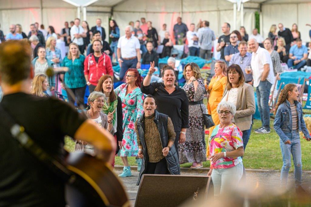 Tanzendes Publikum vor der Bühne beim brillenball OpenAir 2022