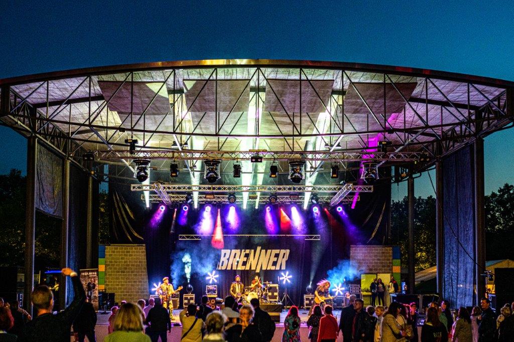 Konzert der Band Brenner am Abend des brillenball OpenAir 2022 in Eberswalde