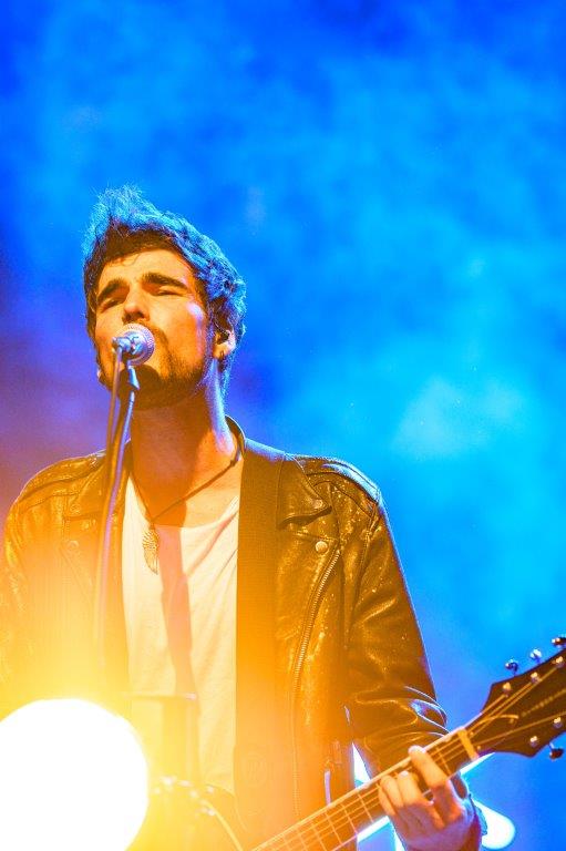 Gesang im blauen Bühnenlicht beim brillenball OpenAir 2022