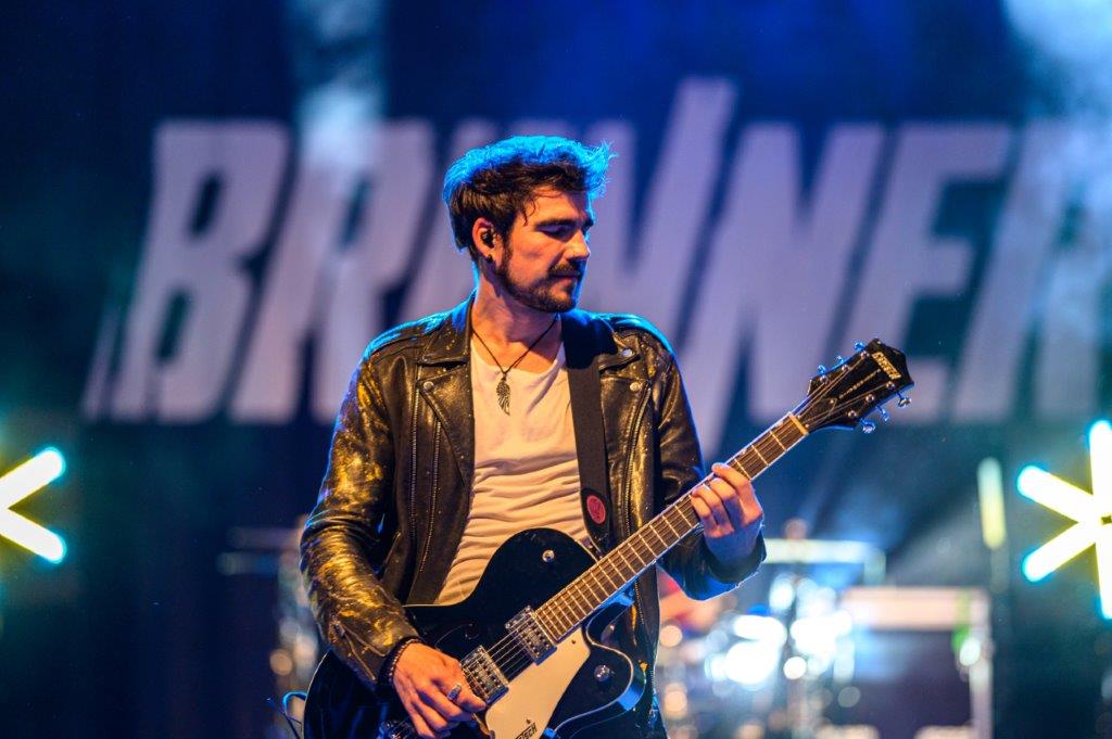 Gitarrist der Band Brenner beim brillenball OpenAir 2022 von hoffmann und brillen