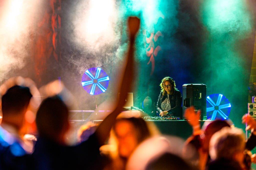 DJ-Set am Abend des brillenball OpenAir 2022 in Eberswalde