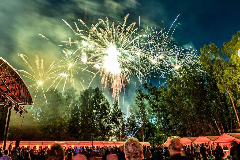 Feuerwerk zum Abschluss des brillenball OpenAir 2022 von hoffmann und brillen