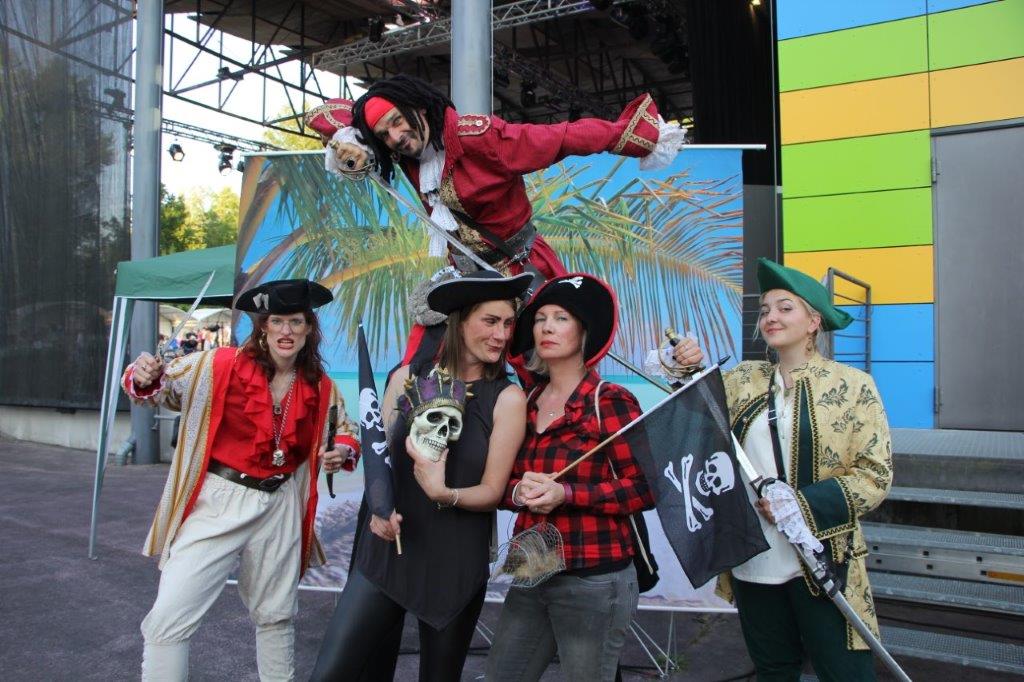 Fotoaktion mit Piraten beim brillenball OpenAir 2022 von hoffmann und brillen