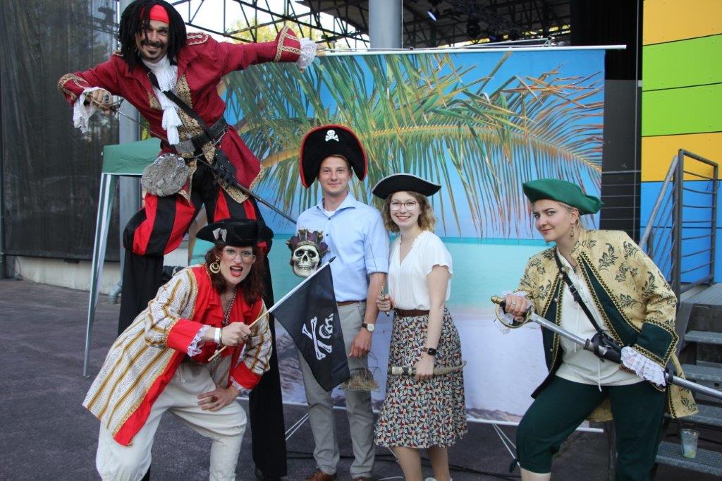 Gäste bei der Piraten-Fotoaktion des brillenball OpenAir 2022 in Eberswalde