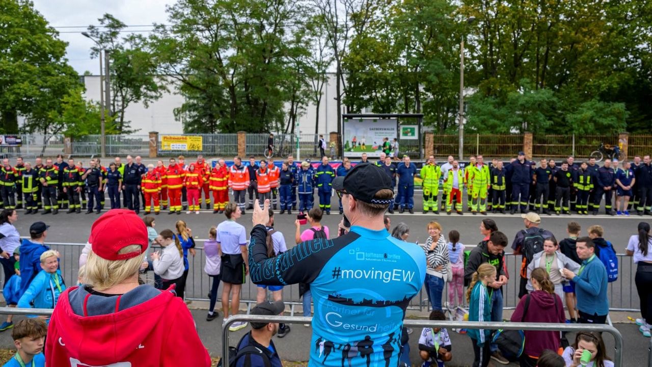 Einsatzkräfte der Blaulichtfamilie Barnim stehen beim 20. Eberswalder Stadtlauf in einer Reihe vor dem Publikum Einsatzkräfte der Blaulichtfamilie Barnim stehen beim 20. Eberswalder Stadtlauf in einer Reihe vor dem Publikum