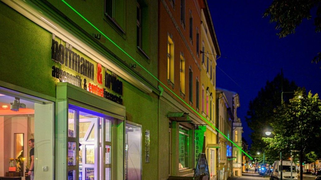Sehzentrum Eberswalde von hoffmann und brillen am Abend der Housemesse 2020 mit grünem Lichtstrahl