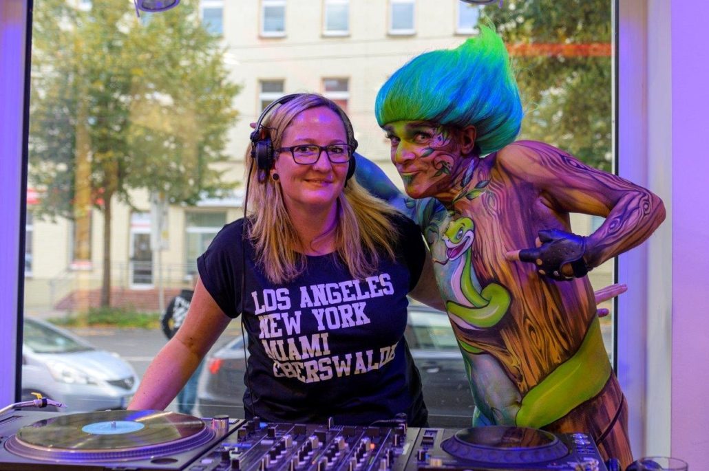 DJ-Set im Schaufenster des Sehzentrums Eberswalde bei der Housemesse 2020