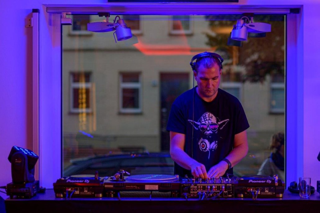 DJ am Pult im Schaufenster bei der Housemesse 2020 von hoffmann und brillen