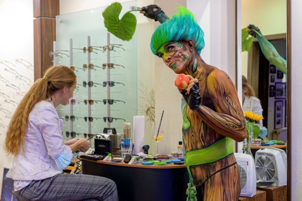 Bodypainting-Künstler im Sehzentrum Eberswalde bei der Housemesse 2020