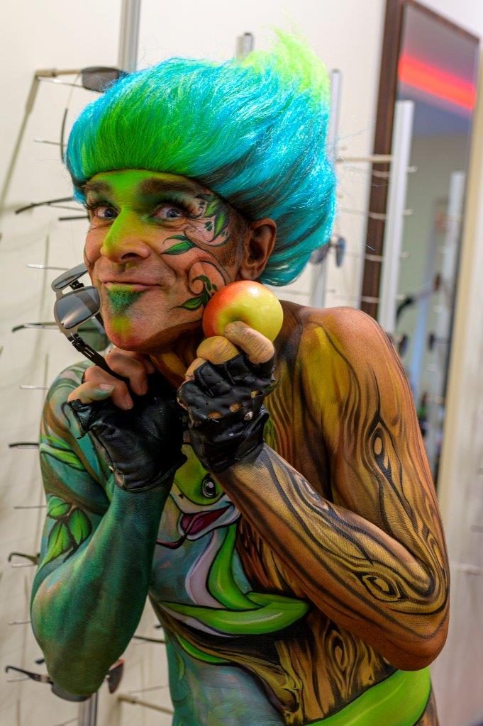 Bodypainting-Künstler mit Sonnenbrille bei der Housemesse 2020 in Eberswalde