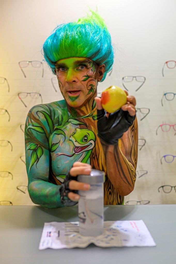Bodypainting-Künstler an der Brillenwand bei der Housemesse 2020