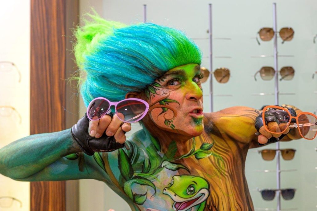 Bodypainting-Künstler mit zwei Fassungen bei der Housemesse 2020 in Eberswalde