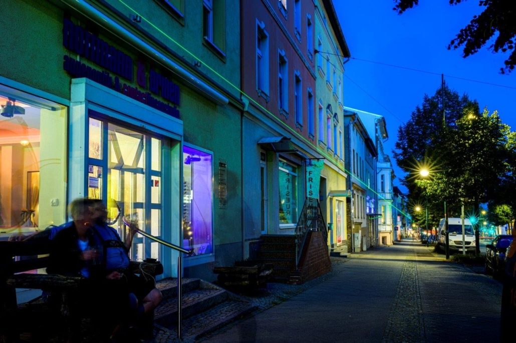 Eisenbahnstraße in Eberswalde am Abend der Housemesse 2020 mit grünem Lichtstrahl