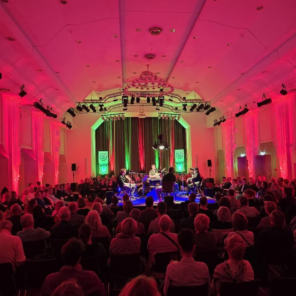 Uwe Kolbergs Songwriter-Circle am 15. März 2025 im Haus Schwärzetal in Eberswalde, Blick über das Publikum zur Bühne