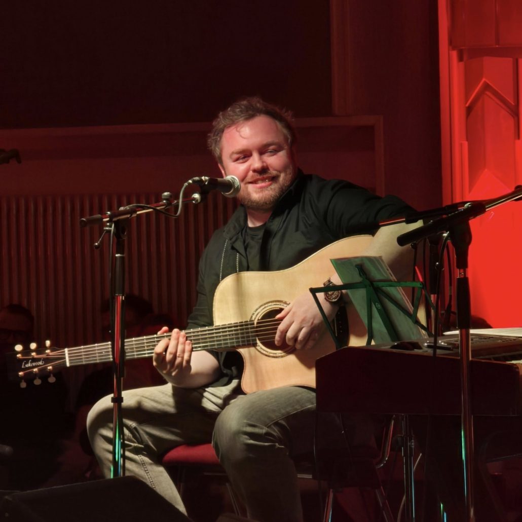 Songwriter mit Akustikgitarre auf der Bühne des Songwriter-Circle im Haus Schwärzetal