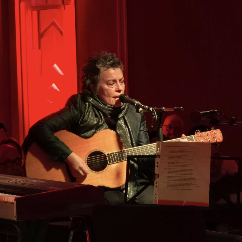 Songwriterin mit Akustikgitarre beim Songwriter-Circle 2025 in Eberswalde
