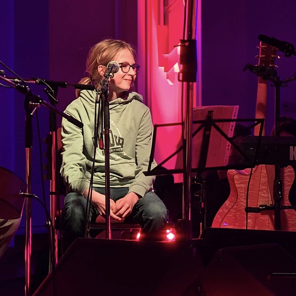 Junge Musikerin am Mikrofon beim Songwriter-Circle 2025 in Eberswalde
