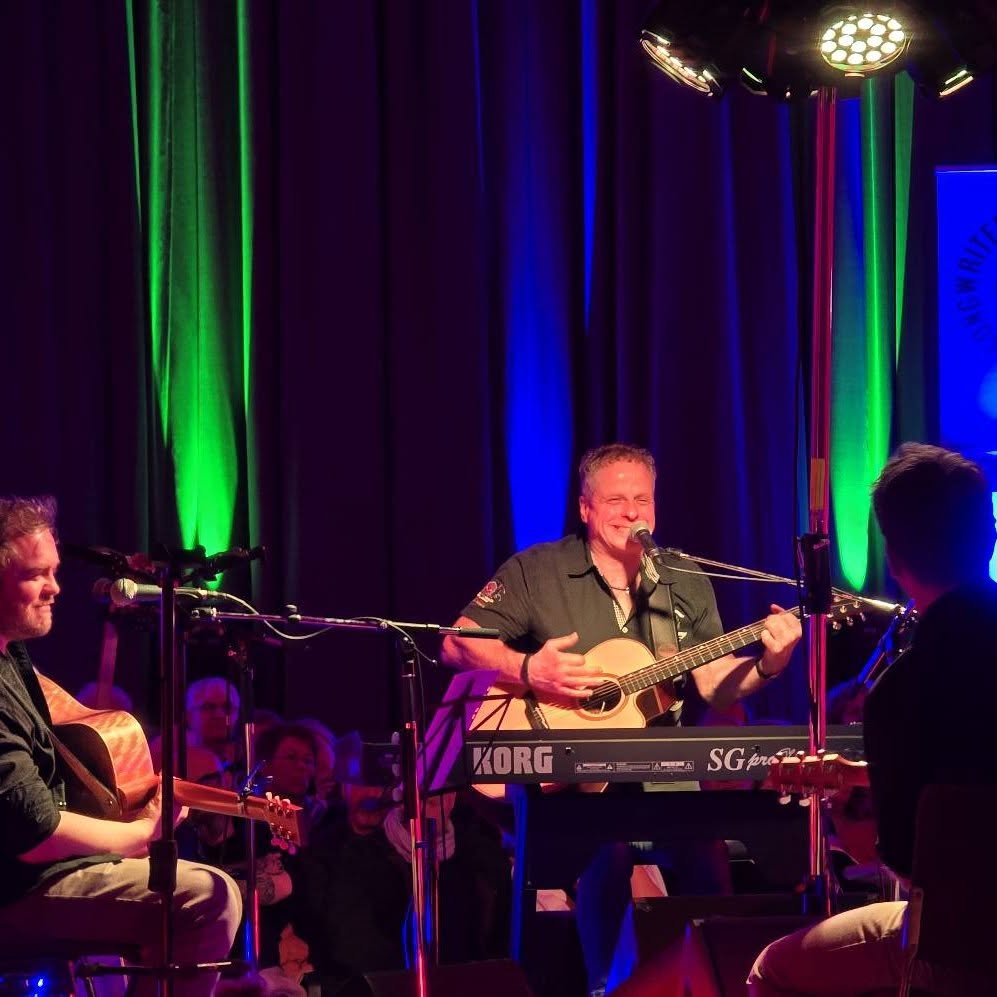 Musiker mit Gitarre und Keyboard beim Songwriter-Circle in Eberswalde