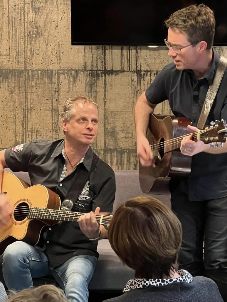 Zwei Musiker mit Akustikgitarren beim Wohnzimmerkonzert im Sehzentrum Eberswalde