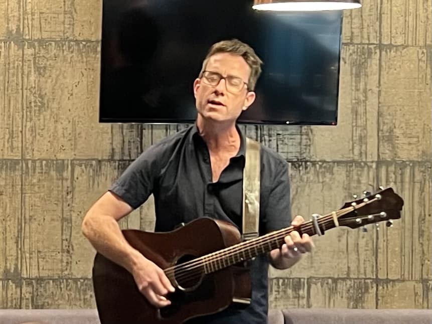 Musiker mit Akustikgitarre beim Wohnzimmerkonzert im Sehzentrum Eberswalde